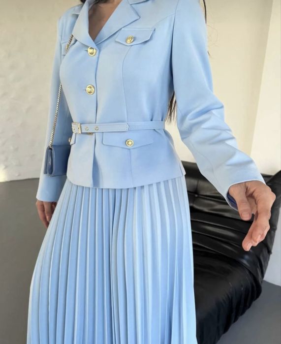 Compleu sacou si fusta plisata