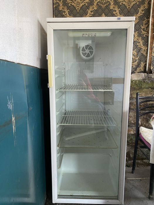 Frigider cu vitrina pentru sucuri