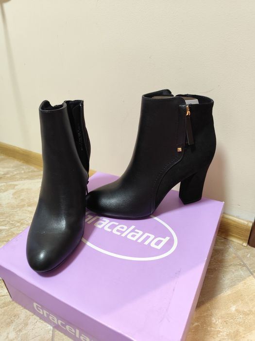 Черни стулни боти