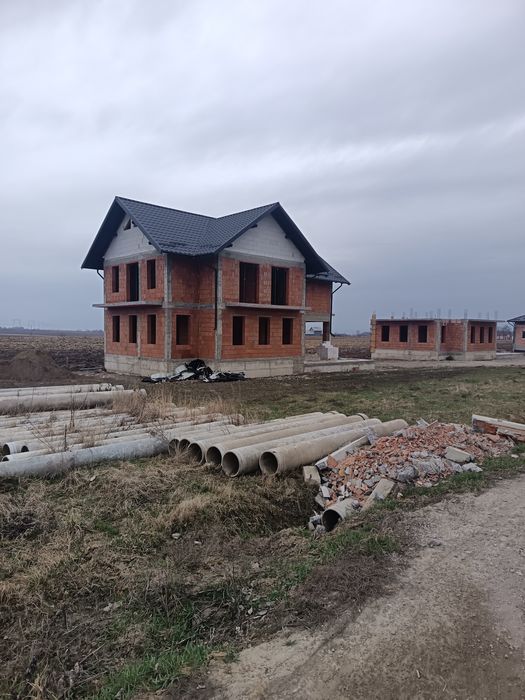 Casa la rosu de vânzare fântână mare