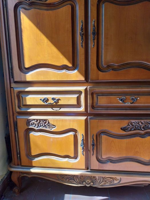 Стар масивен шкаф с ръчна резба от 70-те години,  перфектен за винтидж