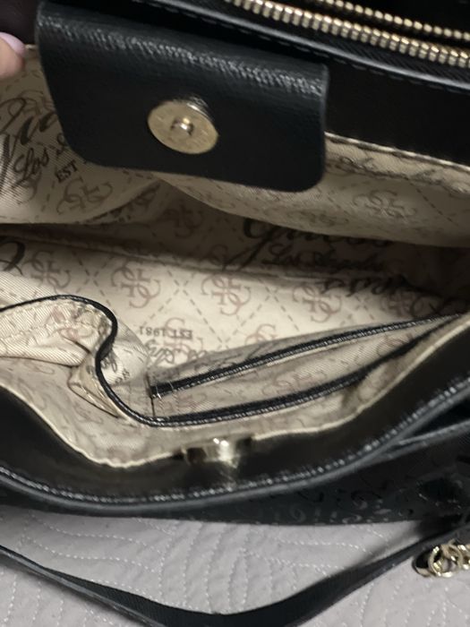 Чанта Guess черна лачена