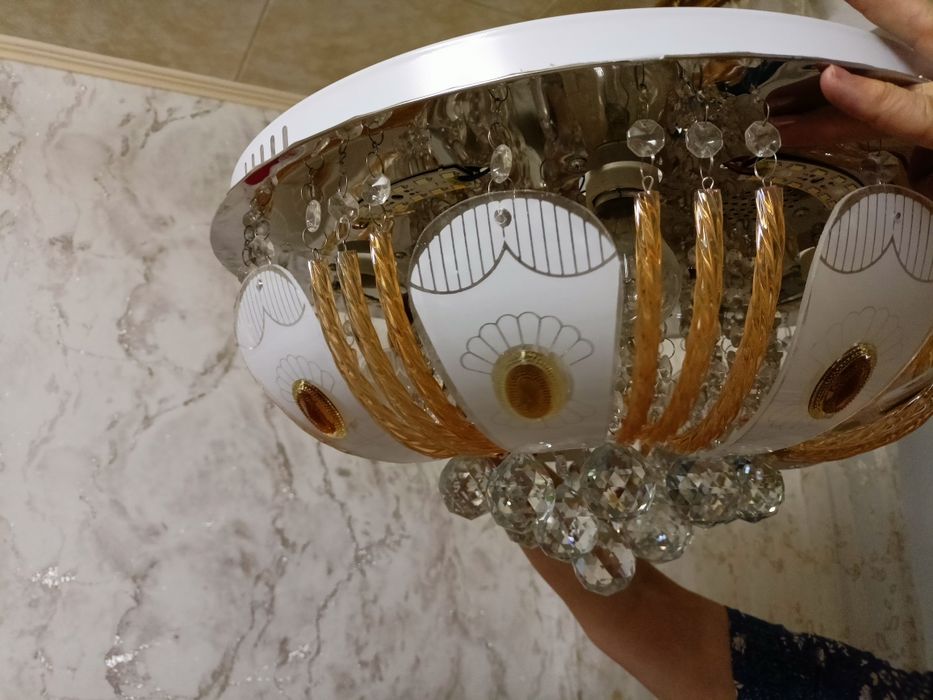 Продам яркую люстру