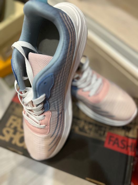 Продам кроссовки женские