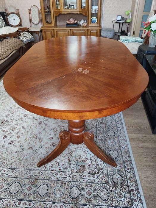 Продам Стол в гостиную