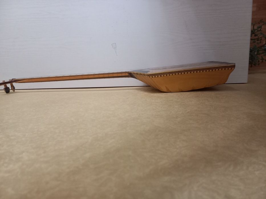 Домбыра сатылады.