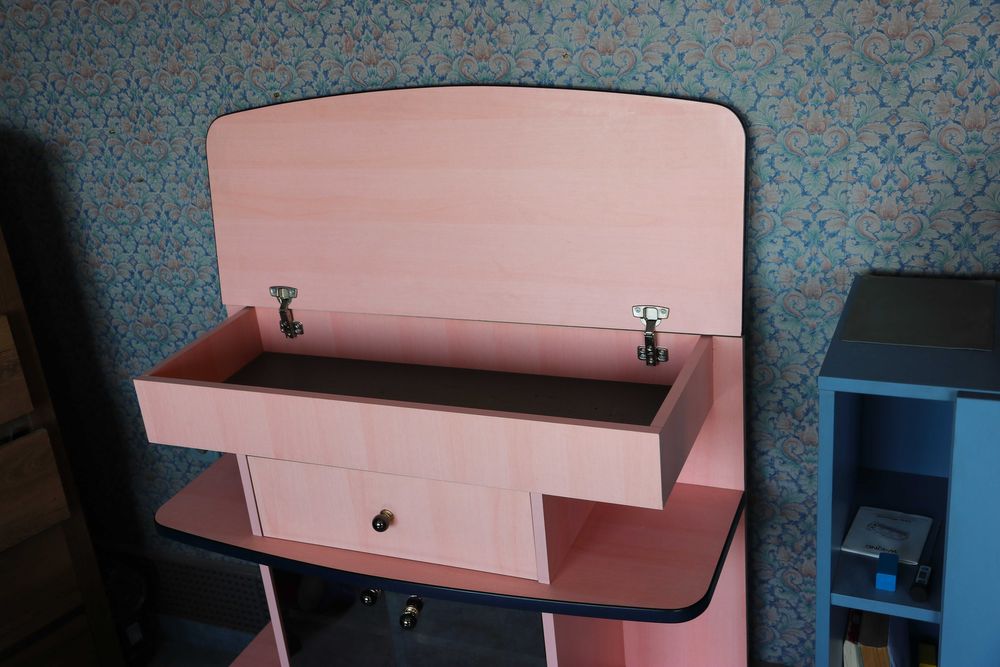 дизайнерски РОЗОВ шкаф. Здрав и масивен. Много запазен.