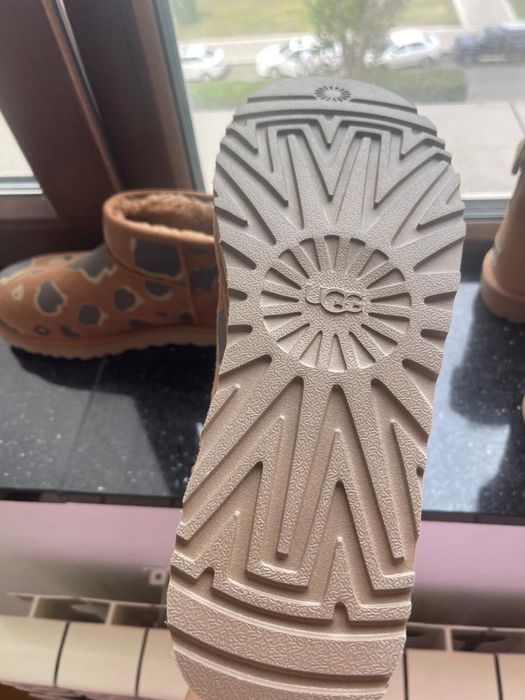 Продам новые оригинальные ботинки  UGG