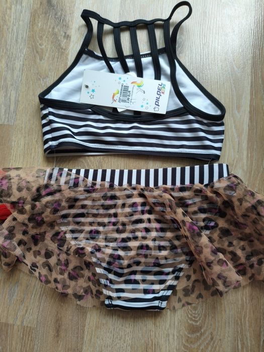 Un costum de baie din două piese foarte frumos pentru fete 3-5 ani