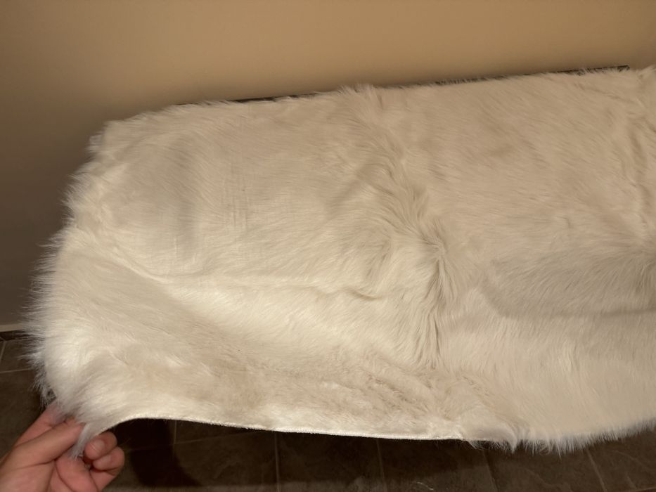 Бяло килимче 77х116 см