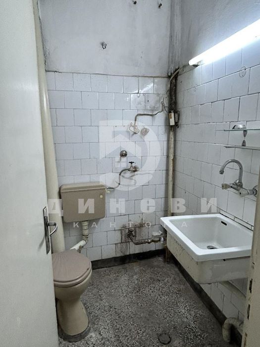 Тристаен апартамент до Търговската Гимназия