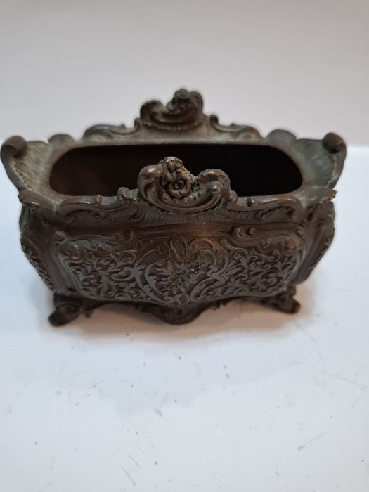 Античен бронзов декоративен саксия / кашпа.
С богати резби и сложни др