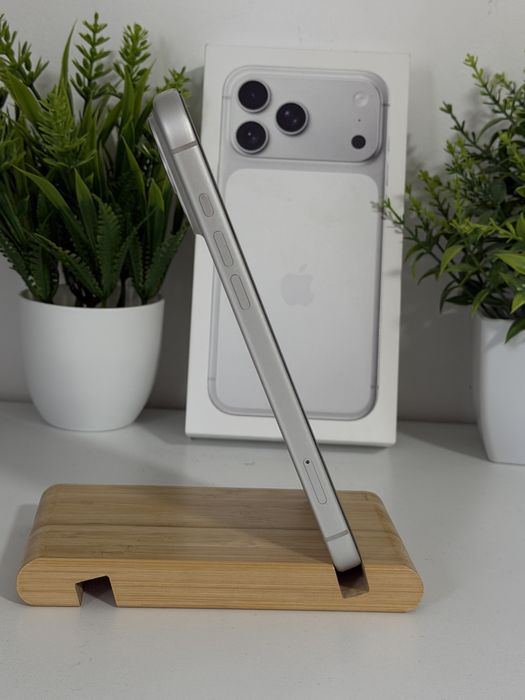 Iphone 17 pro max cu 10 huse , 100% bateria , impecabil , garantie , fullbox