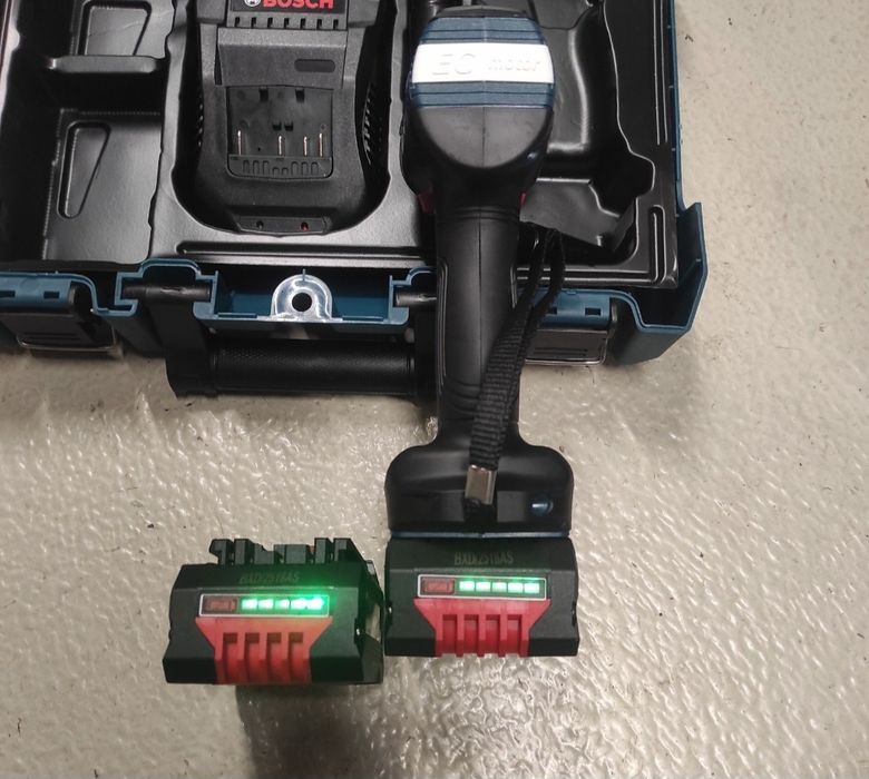 Pistol de impact BOSCH cu 2 acumulatori