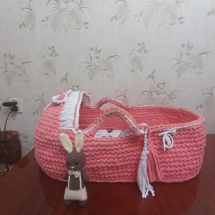 Детская люлька новая и в подарок вязаная мягкая игрушка зайчик