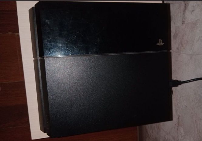 PLAYSTATION 4 с двумя джойстиками.