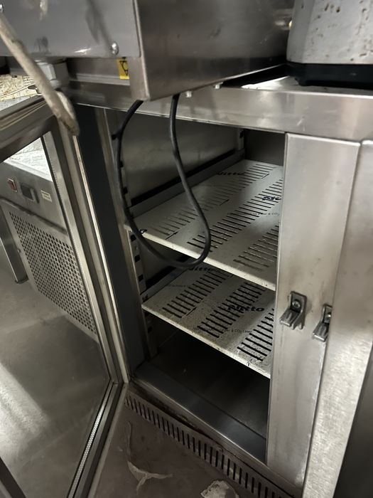 Извита Подбарова Хладилна витрина, подходяща за островен бар.