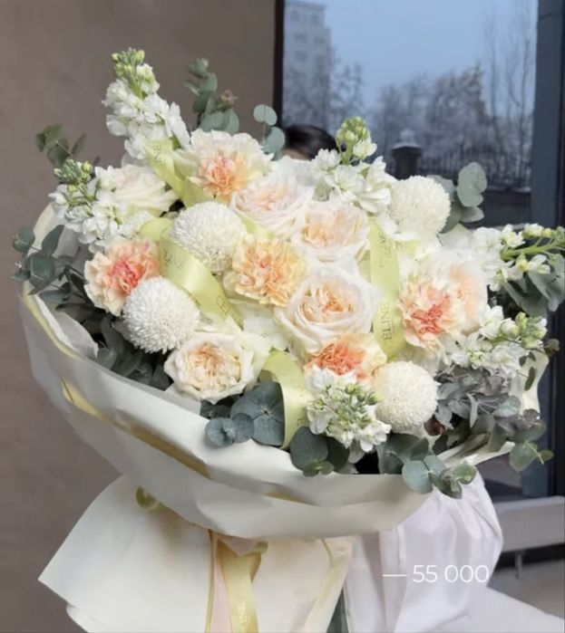 Букет цветов из пион, роз