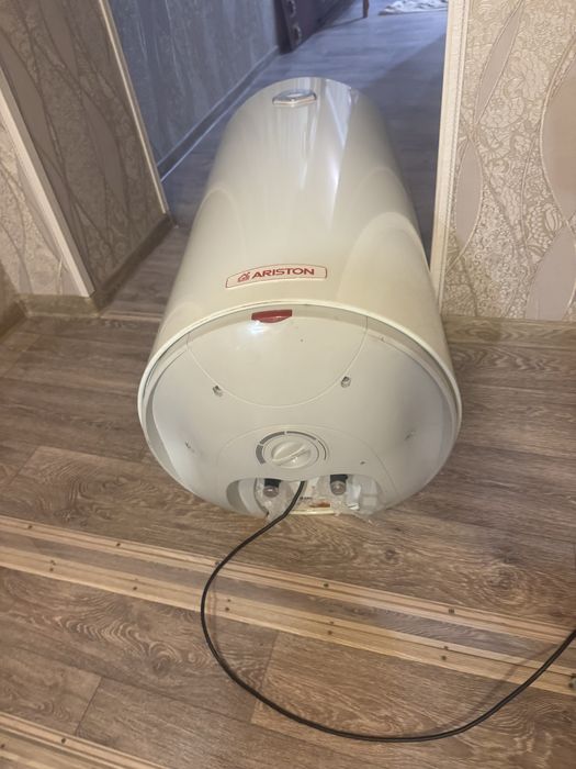 Продам водонагреватель Аристон