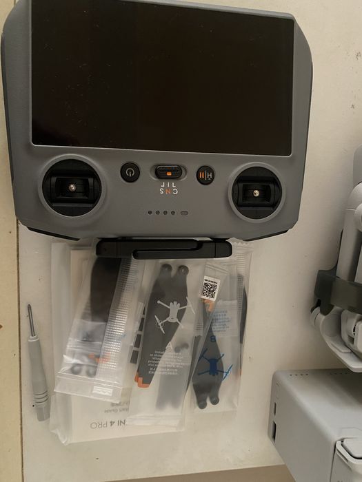 Dronǎ-Dji mini 4 pro