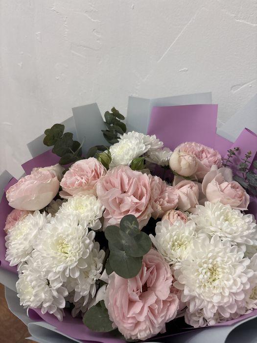 Букеты свежие роза и хризантема