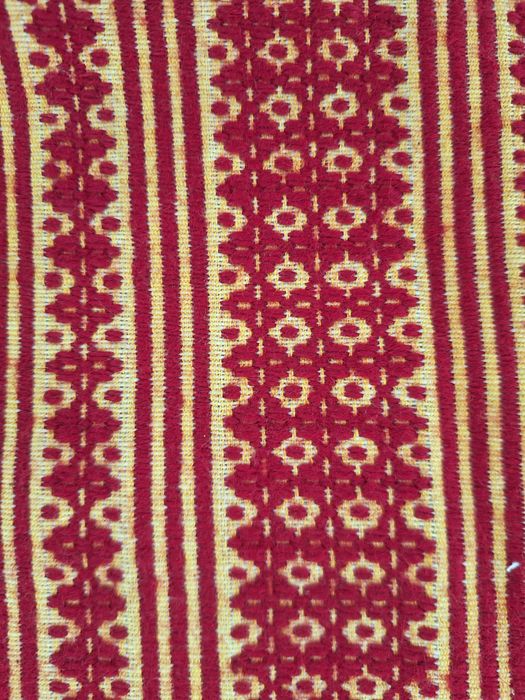 Вълнени , ръчно изработени тъкани с родопски мотиви