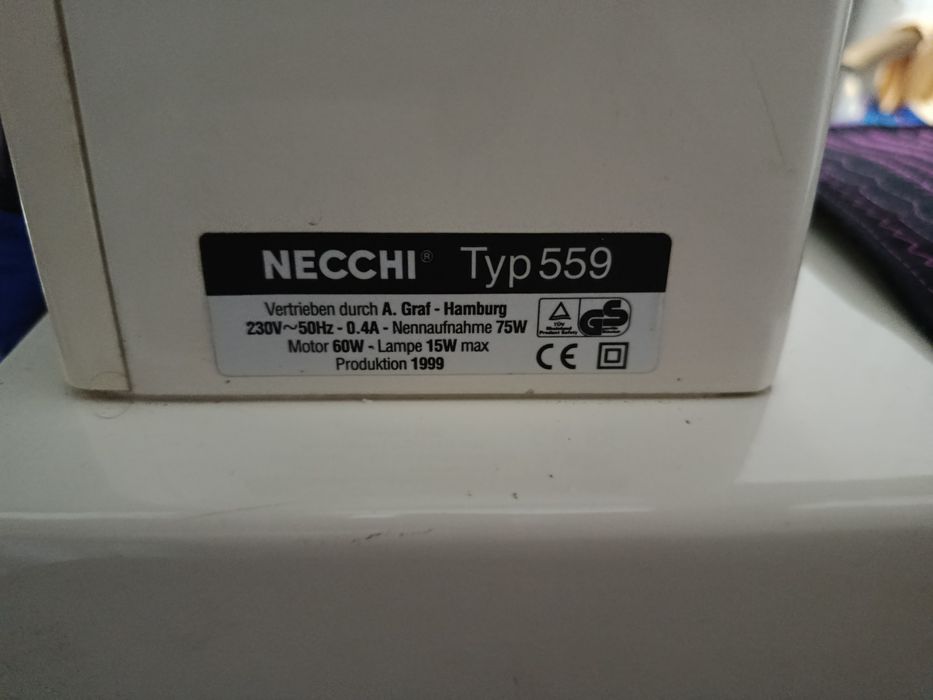 Mașina cusut Necchi metalica