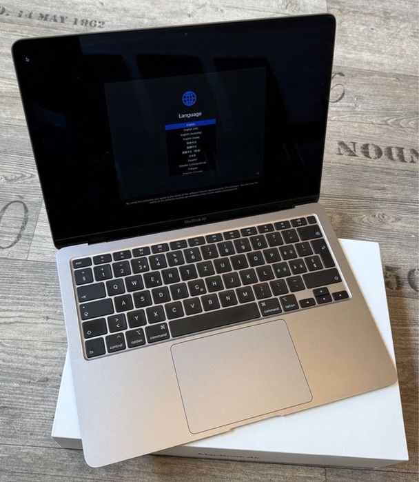 Macbook air 2020  8/256 i3 xolati 10/10