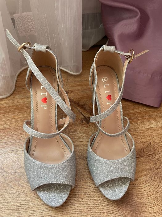 Високи обувки в сребристо