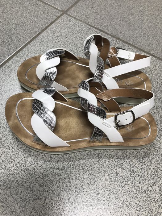 Продам сандали для девочки.