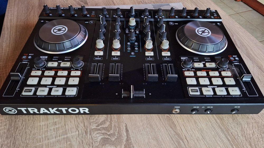 Traktor Kontrol S4 mk2