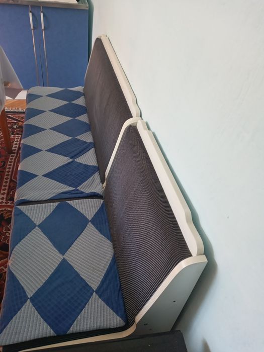 Кухонный гарнитур,  стол, угловой диван и стулья