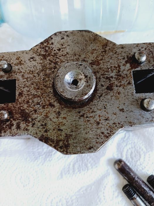 Пресформа за отливане  пластм. крепежни елементи за мебели търговско