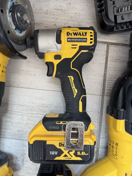 Ofer spre vânzare set dewalt originale.  Setul este Compus din: 2 filetante  1 flex  1 rotopercutanta  4 baterii de 5ah  2 incarcatoare