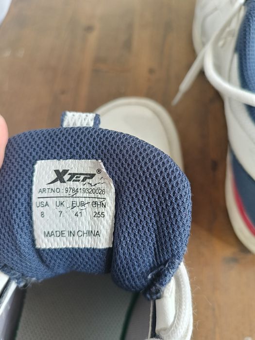 Продам кроссовки xtep б/у