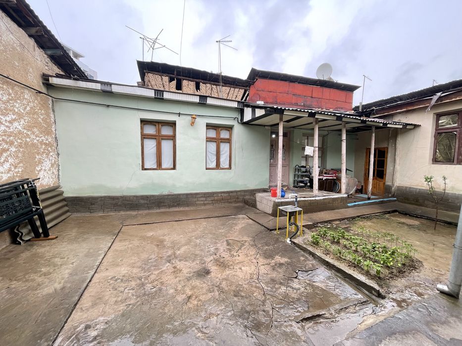 Uy hovli Srochniyga sotiladi eski shaharda