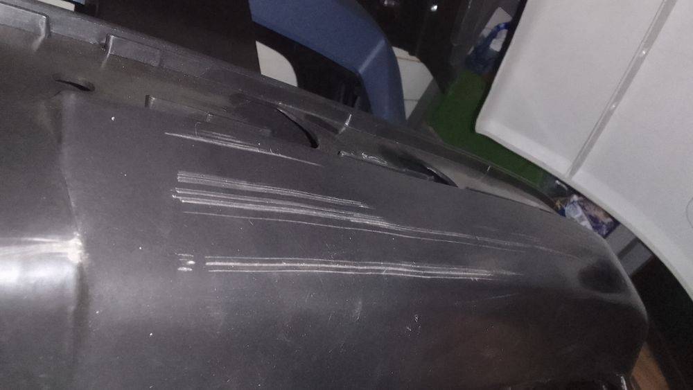 Передний новый бампер Бмв е34. Поцарапан