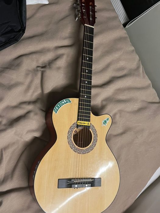 акустичекая гитара в отличном состоянии