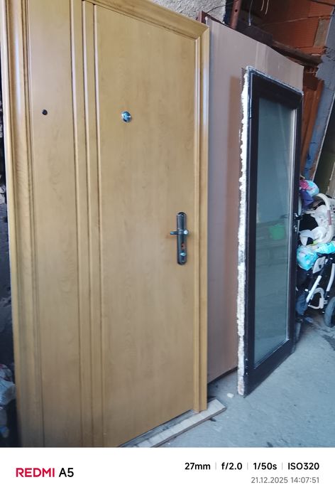 Продавам две входни врати в перфектно състояние едната турска ключове