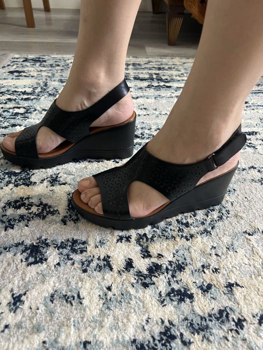 Продаю босоножки