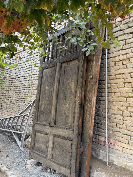 Darvoza katta ikki qanotli , yong'oq