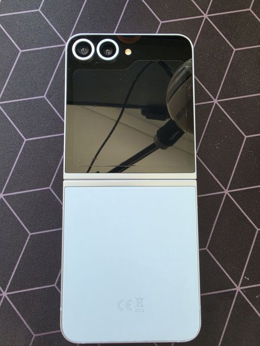 Продавам Samsung Z Flip 6