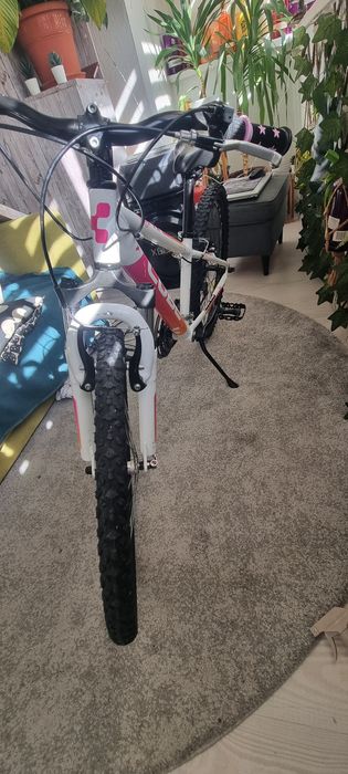 Bicicleta Cube R24 de fete