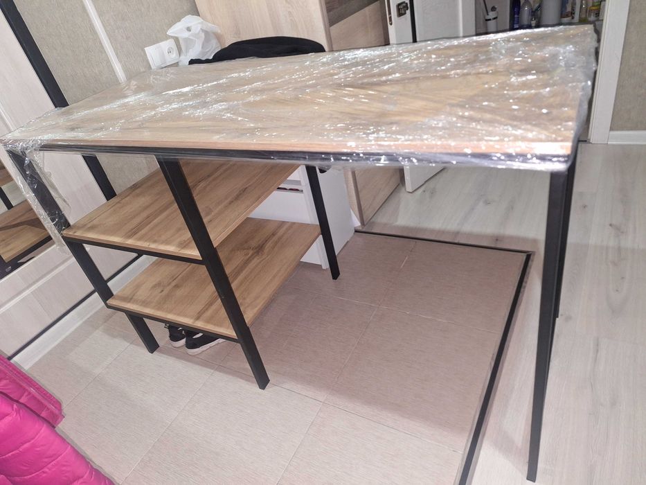 Продаётся стол с полками. Размер 148×60×80.