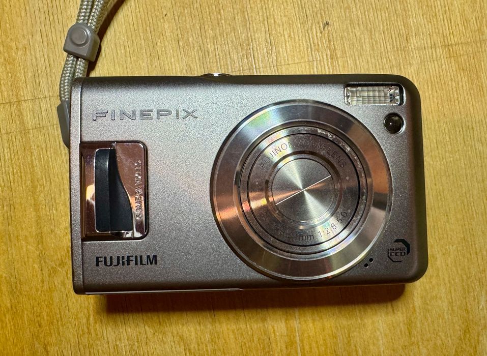 Fujifilm FinePix F31fd – aparat foto digital compact, legendarul senzor Super CCD
