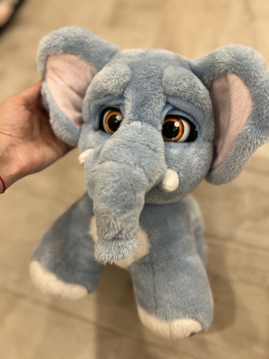 Продам слоника (интерактивный, двигает ушками, хоботом, моргает)