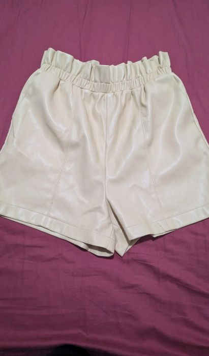 Pantaloni scurți imitație piele m