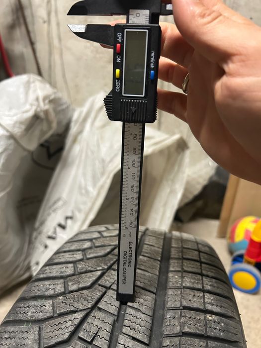 Гуми зимни джип SUV 235/65 R17