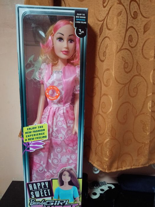 Păpușă Barbie  uriașă care cântă