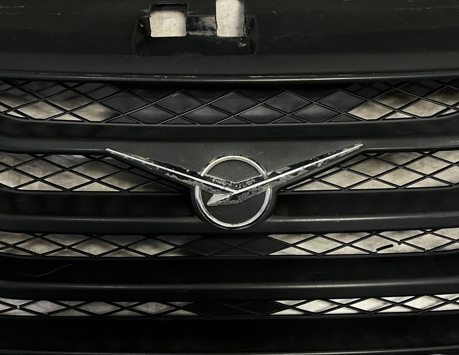 Облицовка радиатора УАЗ с хромированной эмблемой.